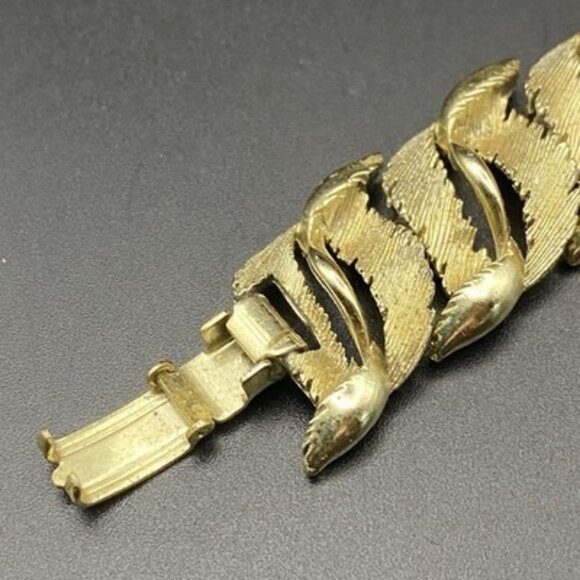 Vintage Lisner Gold Tone Leaf Link Bracelet 7x.75" Textured Feather Foldover - Picture 8 of 15